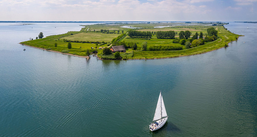 Een zeiluitje op het IJsselmeer, de Waddenzee of waar dan ook in Nederland is niet zomaar een dagje weg.